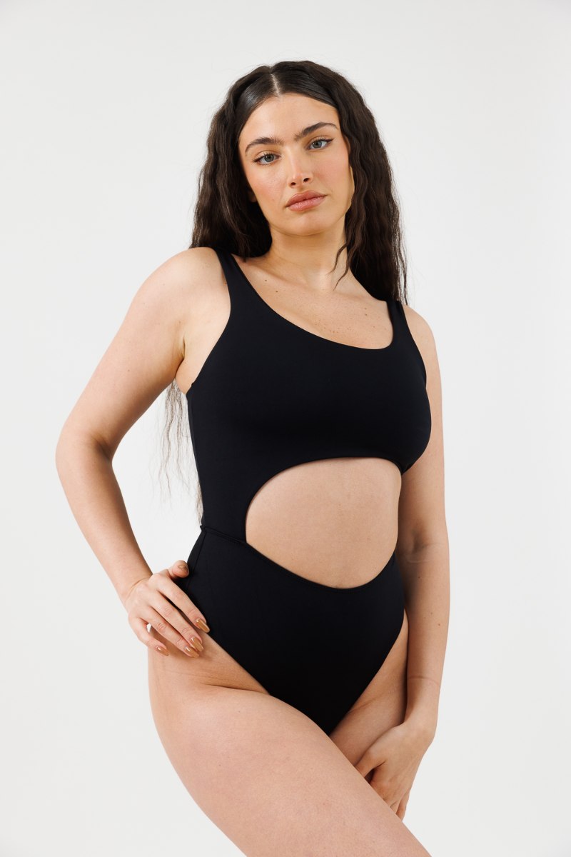 BLACK - One-Piece Moon