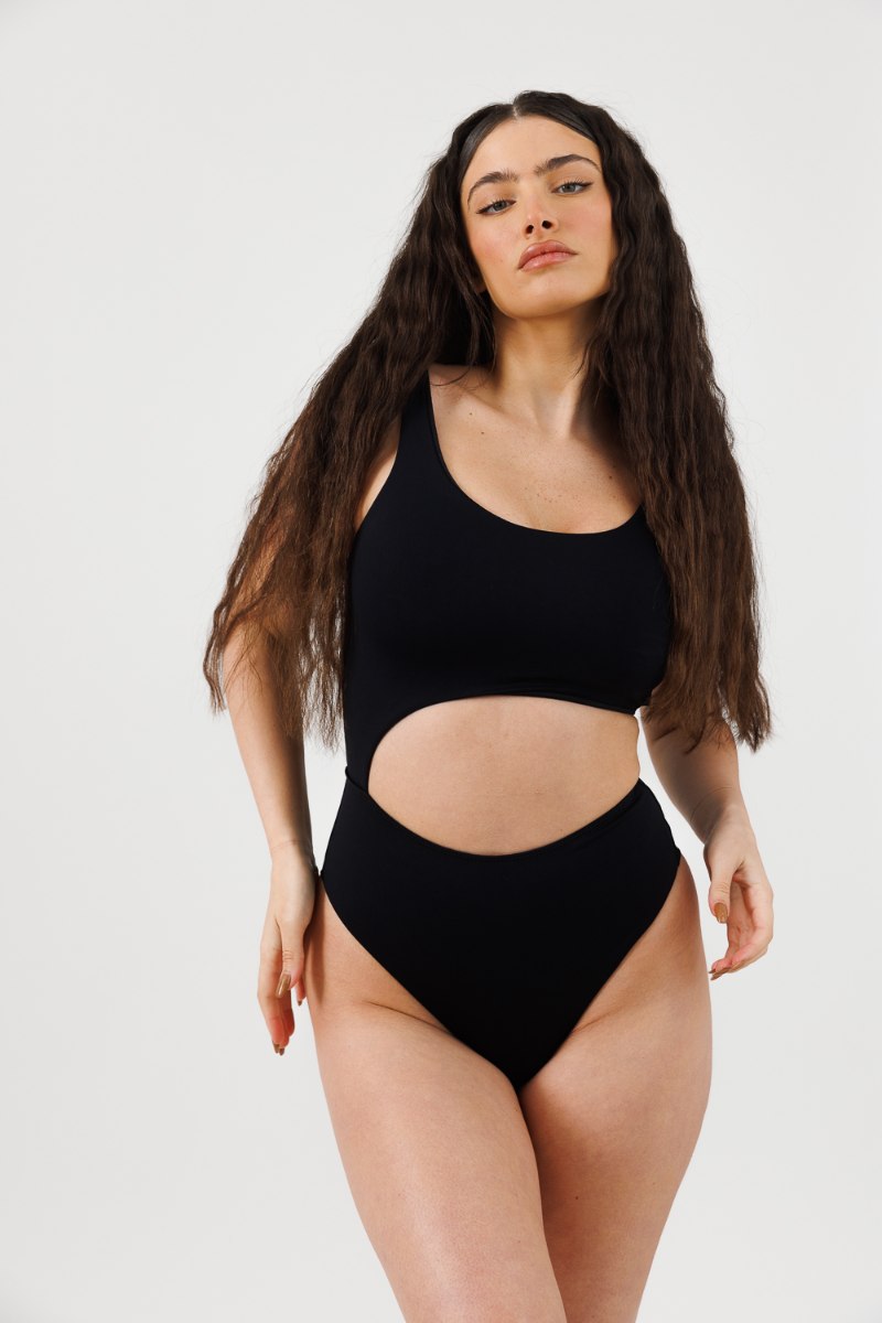 BLACK - One-Piece Moon